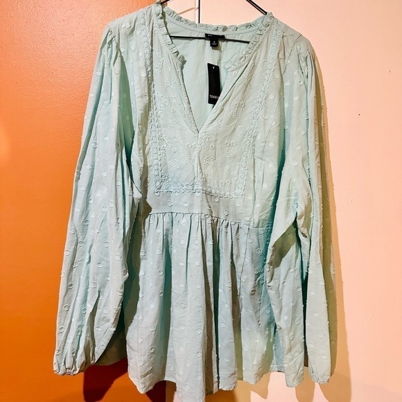 Torrid Blue Clip Dot Mixed Eyelet Yoke Detail Top Size 4 (26/28) NWT - Picture 3 of 4